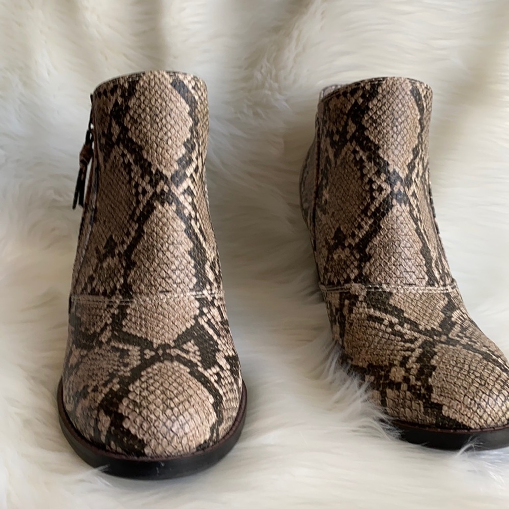 BARETRAPS snakeskin booties! Size: 6 1/2